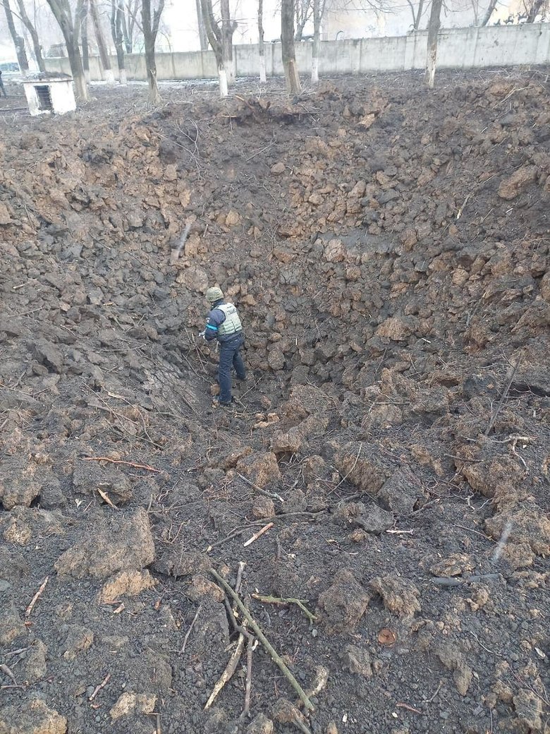 Оккупанты сбросили авиабомбы на детскую больницу в Мариуполе 12