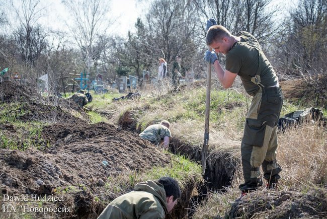Найманці Ходаковського викопали укріпрайон на донецькому кладовищі 01