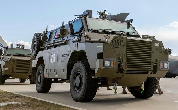 До Європи прибули австралійські бронемашини Bushmaster для України 04