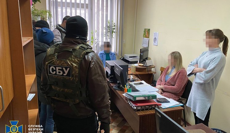 Двое семейных врачей в Кировоградской области "заработали" около 2 млн грн на подделке COVID-сертификатов, - СБУ. ФОТОрепортаж