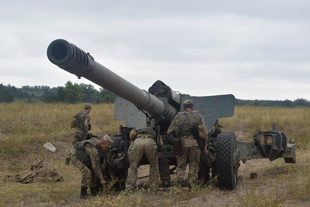 Навчання офіцерів-артилеристів відбулися на Луганщині 03 Навчання офіцерів-артилеристів відбулися на Луганщині 03