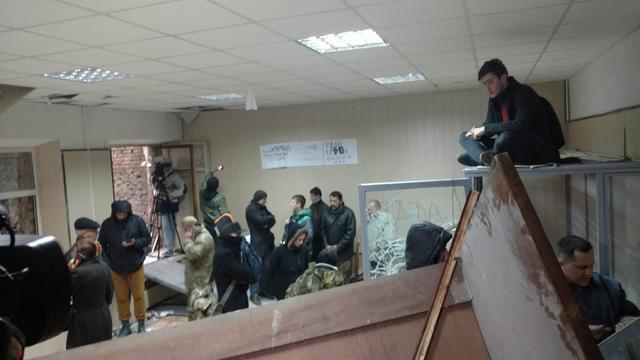 Поліцейські охороняють залу Святошинського райсуду: прихильники Коханівського залишаються в забарикадованому приміщенні 08