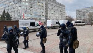 Кількість силовиків під Апеляційним судом збільшується, приїжджають додаткові автобуси, - Погребиський. ФОТОрепортаж