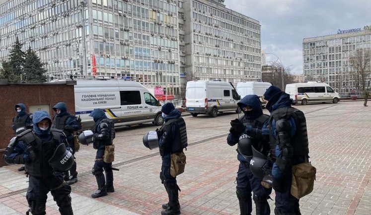 Кількість силовиків під Апеляційним судом збільшується, приїжджають додаткові автобуси, - Погребиський. ФОТОрепортаж