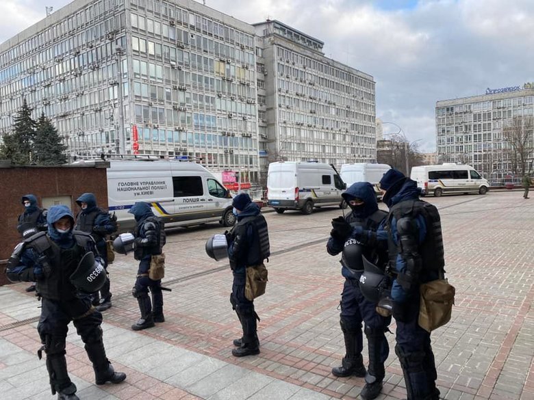 Количество силовиков под Апелляционным судом увеличивается, приезжают дополнительные автобусы, – Погребиский 02