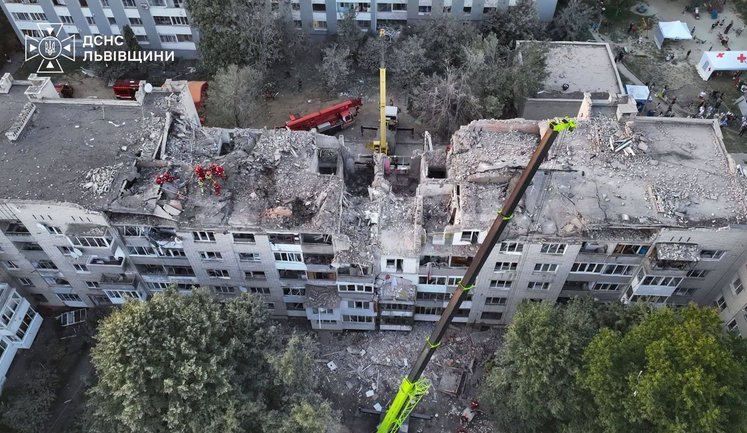 После ракетного удара во Львове под завалами могут находиться еще два человека, - ГСЧС. ФОТОрепортаж
