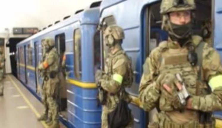Антитеррористические учения СБУ в столичном метро: "Альфа" успешно нейтрализировала "террористов", захвативших заложников в вагоне. ВИДЕО+ФОТОрепортаж