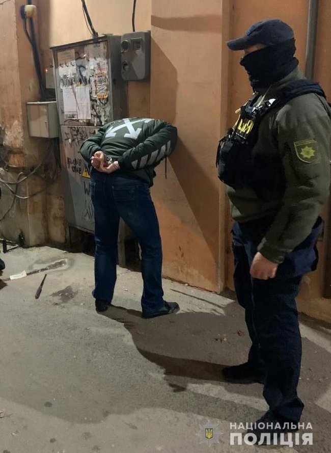 Троє одеситів організували бордель, щоб грабувати його відвідувачів, - Нацполіція 01