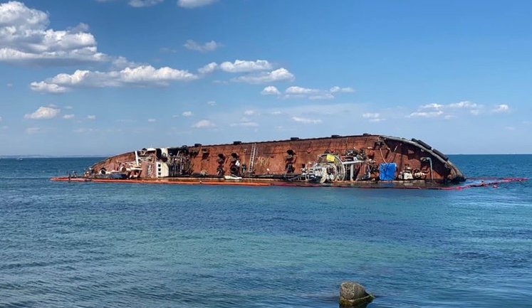 Чергова спроба підняти затонулий в Одесі танкер Delfi закінчилася невдачею
