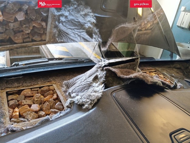 Из Украины пытались незаконно вывезти янтарь на $200 тыс. Польские таможенники не пропустили 02