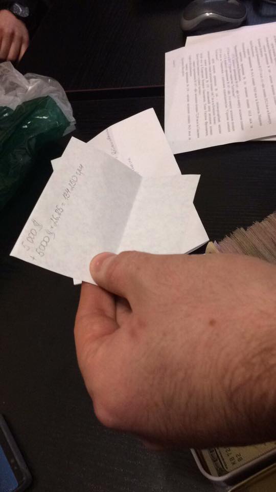 Начальнику слідчого управління Нацполіції Київщини намагалися дати $ 10 тис. хабара в коробці з-під Рафаелло, - Луценко 03