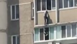 В Киеве патрульные спасали пожилого мужчину, стоявшего на карнизе балкона на 12 этаже. ВИДЕО