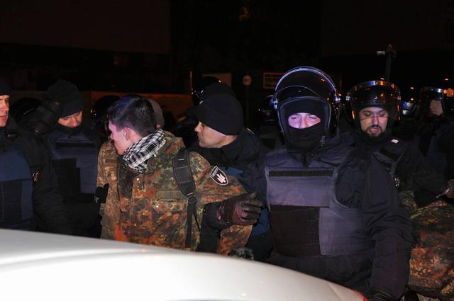 Полиция задержала главу "Добровольческого движения ОУН" Коханивского после потасовки между протестующими и правоохранителями 08