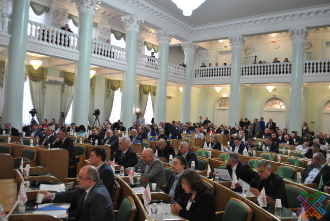 Червоно-чорний прапор дозволили вивішувати поруч із державним на адміністративних будівлях Хмельниччини, - рішення облради 04