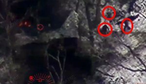 Троє окупантів намагаються снігом загасити свій танк, палаючий після детонації БК. ВIДЕО