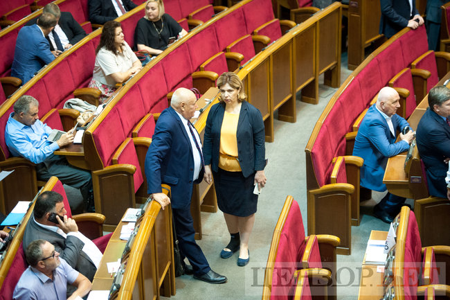 Відкриття сесії, жестикулювання Гройсмана, розмова Андрієвського й Луценко і плакат Медведчук підарешт - робочий день у ВР 4 вересня 24