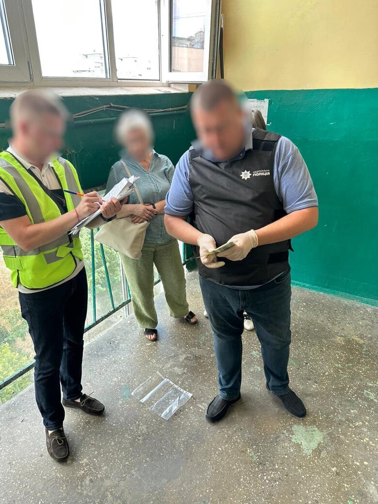 Сотрудница ВВК задержана в Киеве на получении 2 тыс. долл. взятки за помощь в уклонении от призыва 01