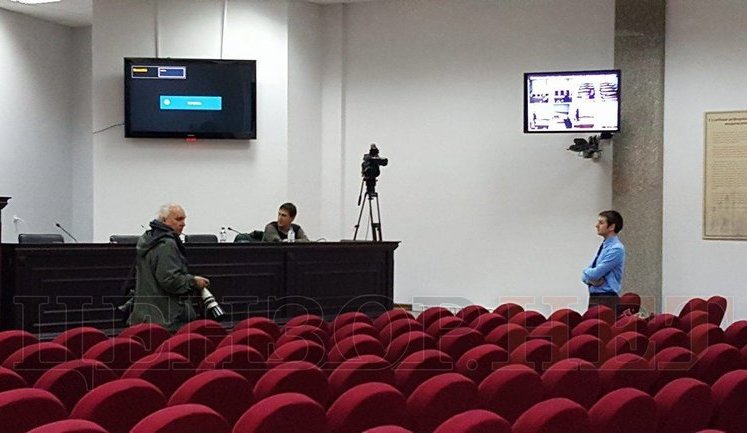 Допит Януковича в Ростові: в зал пустили тільки російські держканали та український "112 канал". ФОТОрепортаж