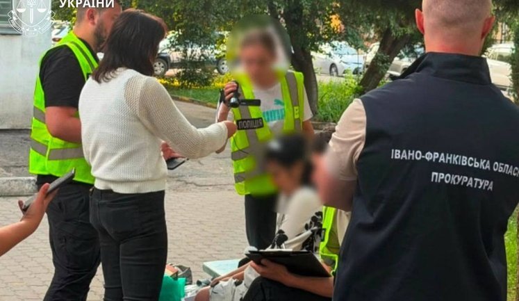 Багатодітна мати намагалася продати новонародженого сина під виглядом сурогатного материнства. ФОТОрепортаж