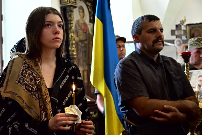 Зі скрипалем та воїном Давидом Якушиним, який загинув у бою з окупантами, попрощалися в Києві 28