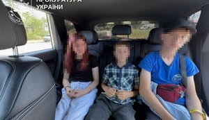 На Рівненщині судитимуть матір, яка намагалася продати за 60 тисяч гривень трьох дітей і залучала їх до наркоторгівлі. ФОТО