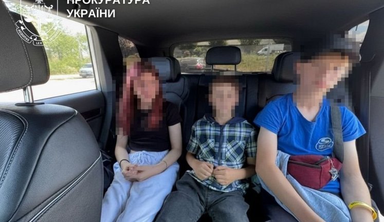 На Рівненщині судитимуть матір, яка намагалася продати за 60 тисяч гривень трьох дітей і залучала їх до наркоторгівлі. ФОТО