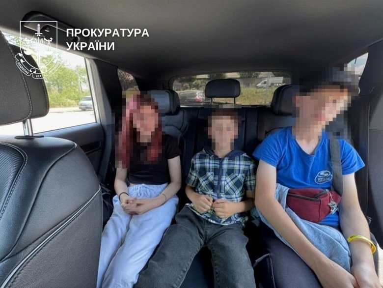 На Рівненщині мати намагалася продати трьох дітей і залучала їх до наркоторгівлі