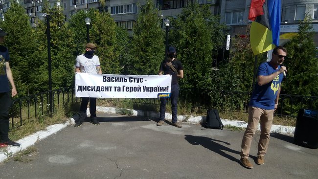 Суд продолжил рассмотрение иска Медведчука о запрете продажи книги о Стусе: под зданием суда проходит акция протеста 04