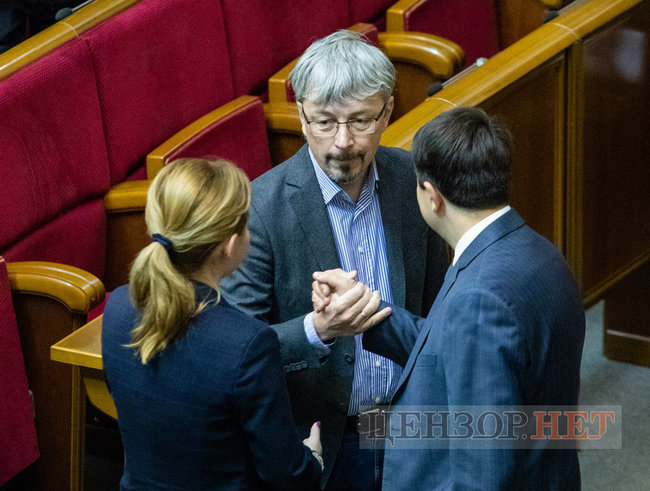 Вітальний поцілунок Стефанчука і Третьякової, замислена Тимошенко і розпростерті обійми Федини для Вятровича, - робота ВР 3 грудня 05