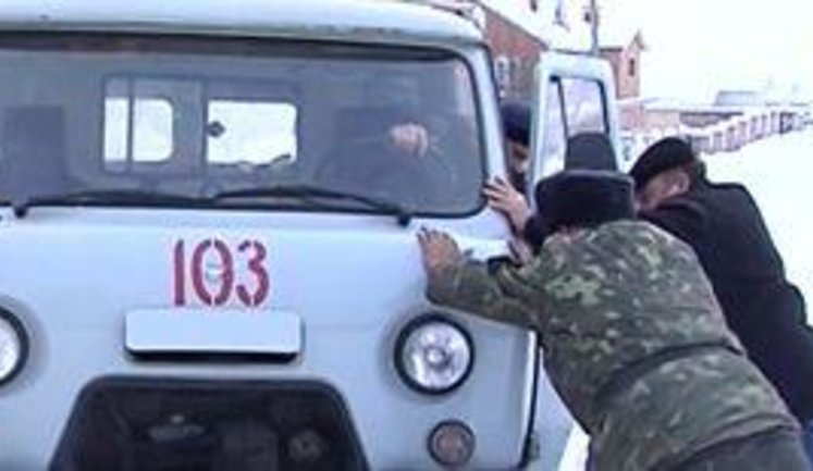 В украинских селах по несколько дней не хоронят покойников из-за снега. ВИДЕО