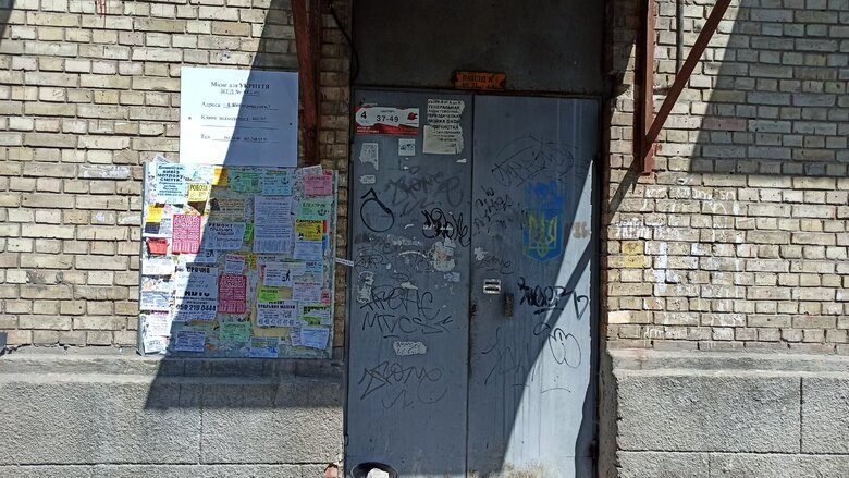 Зачинені двері, кодові замки та записки з телефонними номерами: як потрапити до укриттів у Києві 14