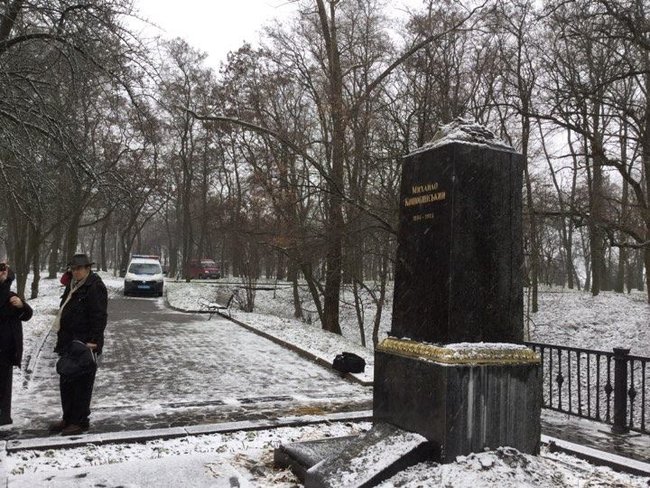 С могилы Коцюбинского в Чернигове вандалы похитили 100-килограммовый бронзовый бюст 03