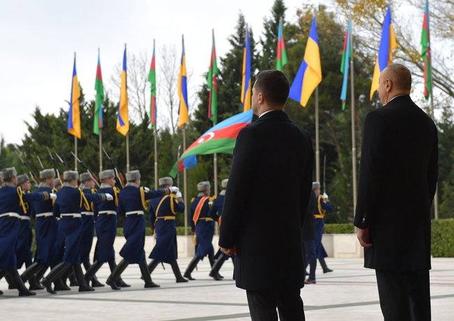 Відбулася офіційна церемонія зустрічі президентів України та Азербайджану 03