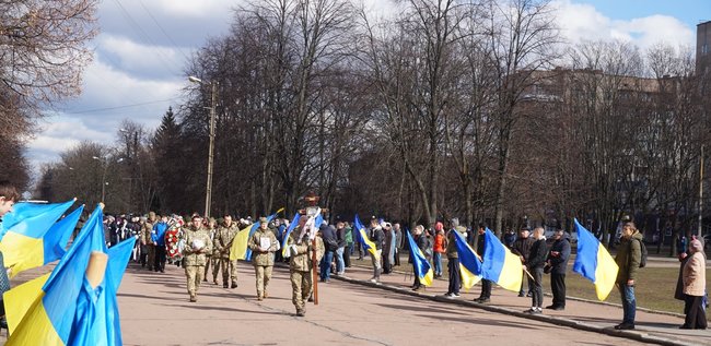 С погибшим на Донбассе воином 58-й ОМПБр Дмитрием Гринем простились в Шостке 16