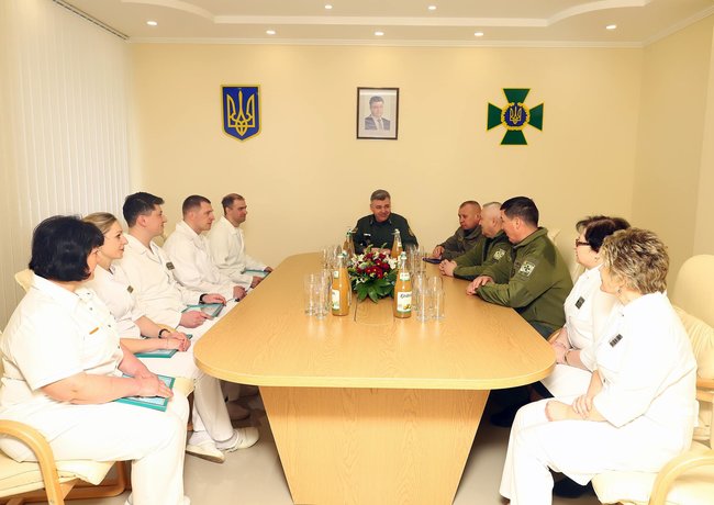 На таких примерах закаляется боевой дух молодых военнослужащих, - Цигикал наградил пограничника, раненого при обстреле наемниками РФ КП Марьинка 03
