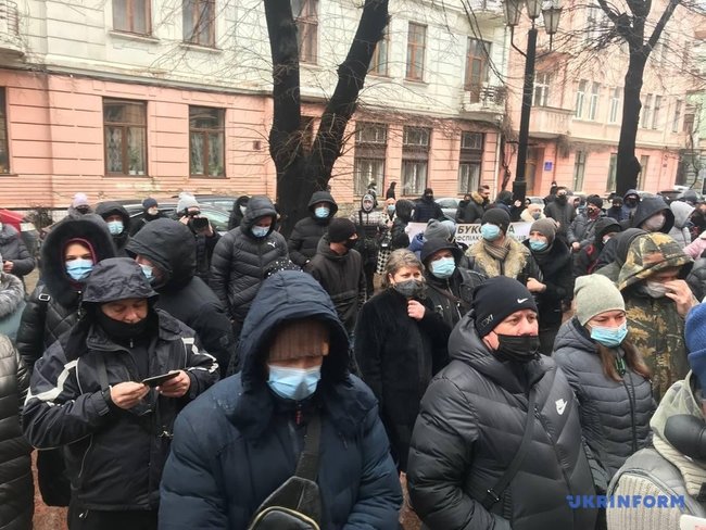 Підприємці пікетують Чернівецьку ОДА, виступаючи проти запровадження карантину червоної зони 03