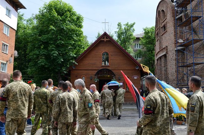 В Івано-Франківській області попрощалися з трагічно загиблою волонтеркою-парамедиком Іриною Шевчишин 24