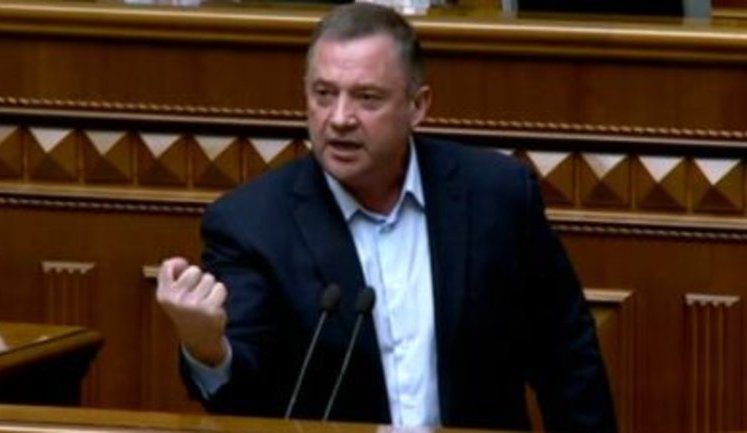 Нардеп Дубневич двічі підкріпив дулею свої аргументи під час виступу з трибуни парламенту. ВIДЕО