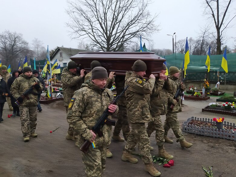 У Кропивницькому попрощалися з пілотом штурмовика Олександром Жибровим, який спрямував свій літак на скупчення ворожої техніки 09
