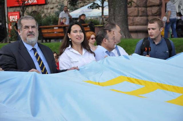 День крымскотатарского флага отметили праздничным шествием в центре столицы 01 День крымскотатарского флага отметили праздничным шествием в центре столицы 01