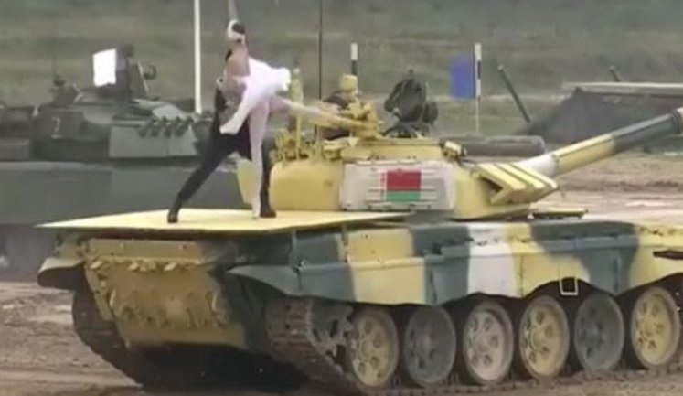 Російські військові влаштували балет "Лебедине озеро" на білоруських танках. ВIДЕО