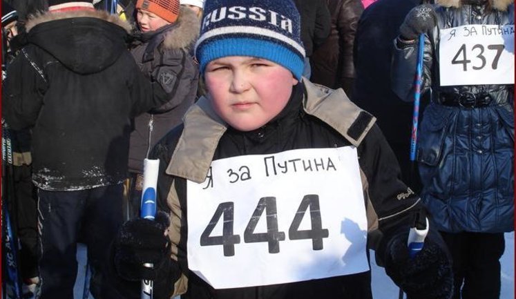 Детей незаконно использовали в агитации: на лыжных гонках участников одели в майки «Я за Путина». ФОТО