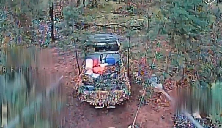 Пілоти батальйону SIGNUM знищили 3 квадроцикли та НРК і показали пастки окупантів проти українських FPV-дронів. ВIДЕО