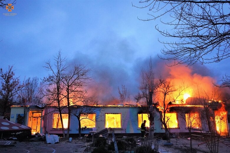 Наслідки ворожого обстрілу дитсадка у Херсоні 03