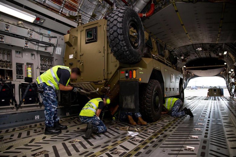 Австралия передала Украине 20 бронетранспортеров Bushmaster 07