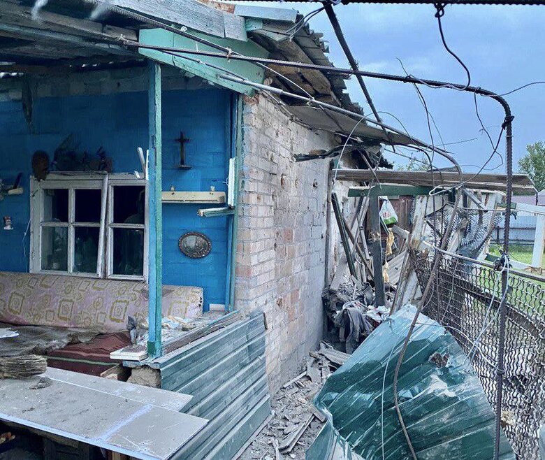 Ворог обстріляв Нікопольський, Синельниківський та Криворізький райони Дніпропетровщини. Пошкоджені будинки, школа, санаторій, - ОВА 03