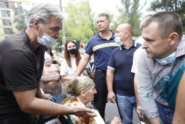 Мера Дніпра Філатова облили зеленкою 04