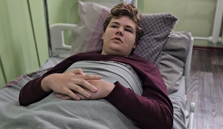Снаряд прилетів у кімнату: 16-річний хлопець вижив під час масованих ударів РФ по Херсону. ВIДЕО