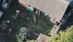 Морпіхи на бронемашині заїхали у село на Курщині та заскочили у сараї двох військових армії РФ. ВIДЕО