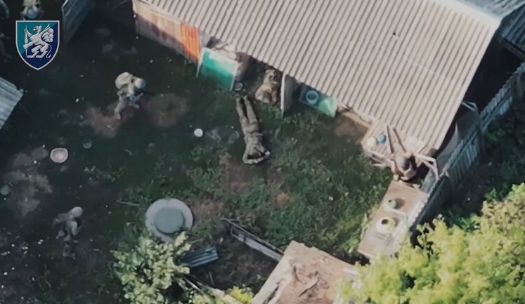 Морпіхи на бронемашині заїхали у село на Курщині та заскочили у сараї двох військових армії РФ. ВIДЕО
